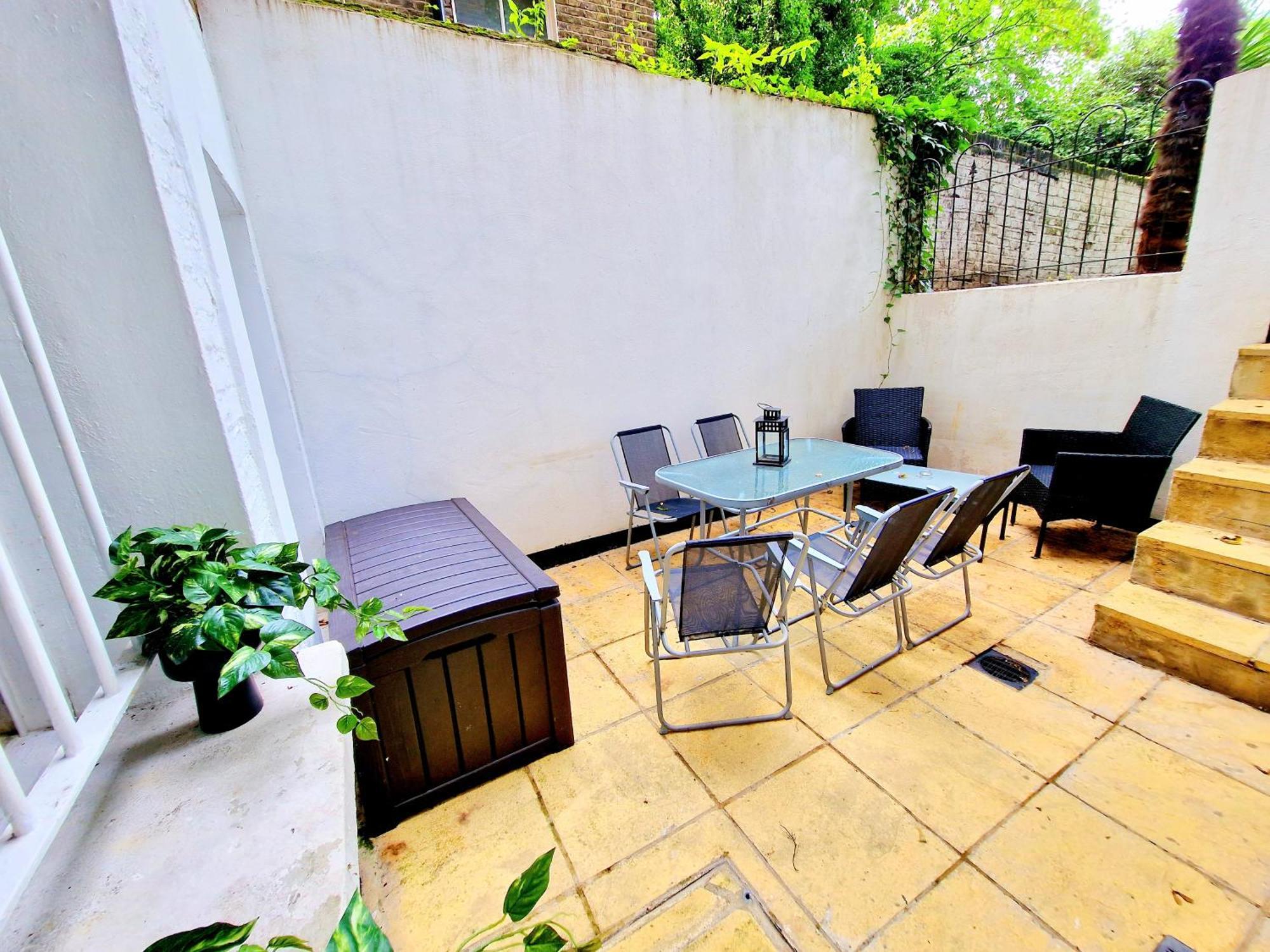 Spacious & Cosy 2 Bedroom Home Plus 2 Sofa-Beds With Private Entrance And Back Patio, 3 Min Walk To Earl'S Court Station ロンドン エクステリア 写真