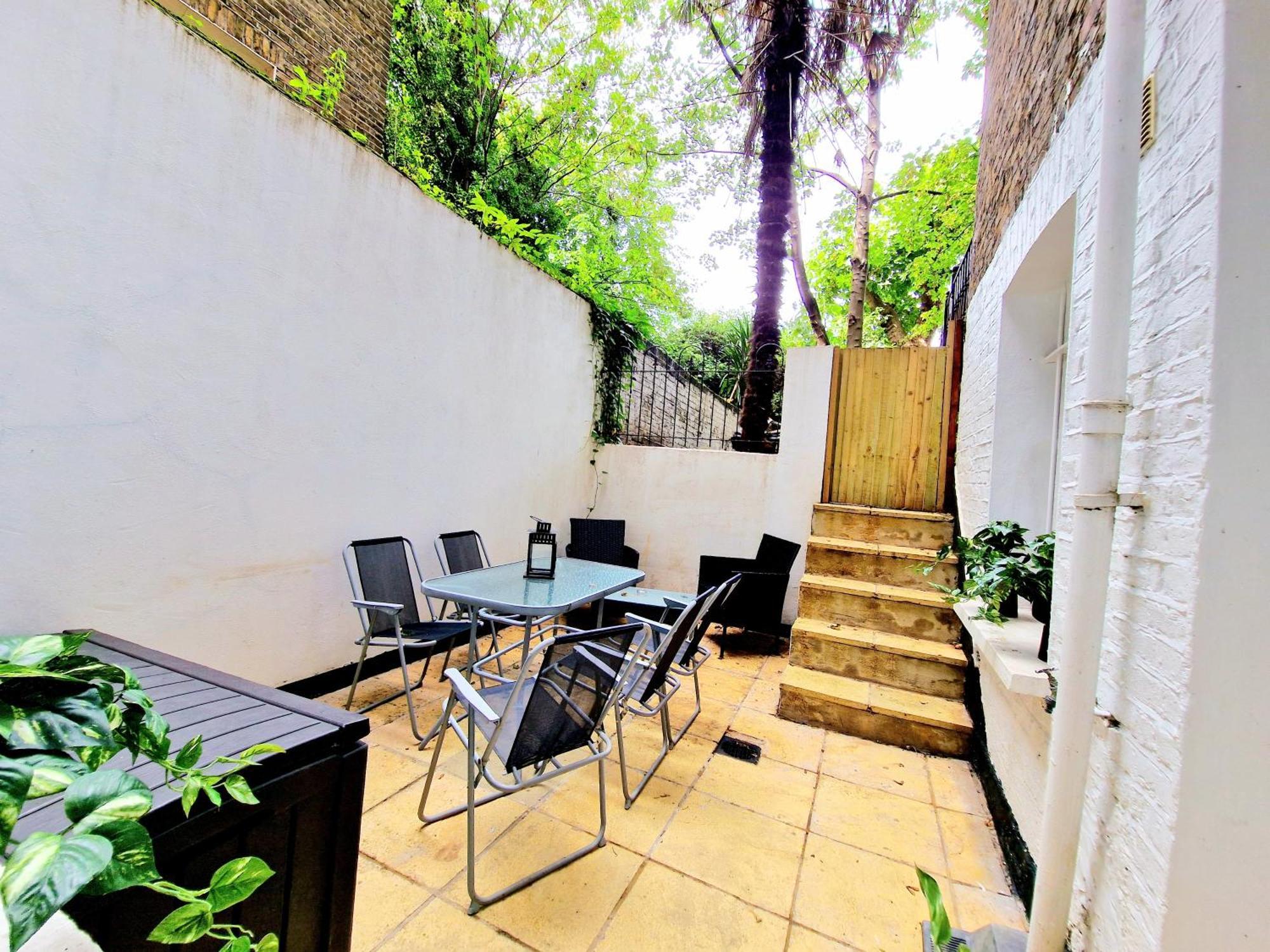 Spacious & Cosy 2 Bedroom Home Plus 2 Sofa-Beds With Private Entrance And Back Patio, 3 Min Walk To Earl'S Court Station ロンドン エクステリア 写真