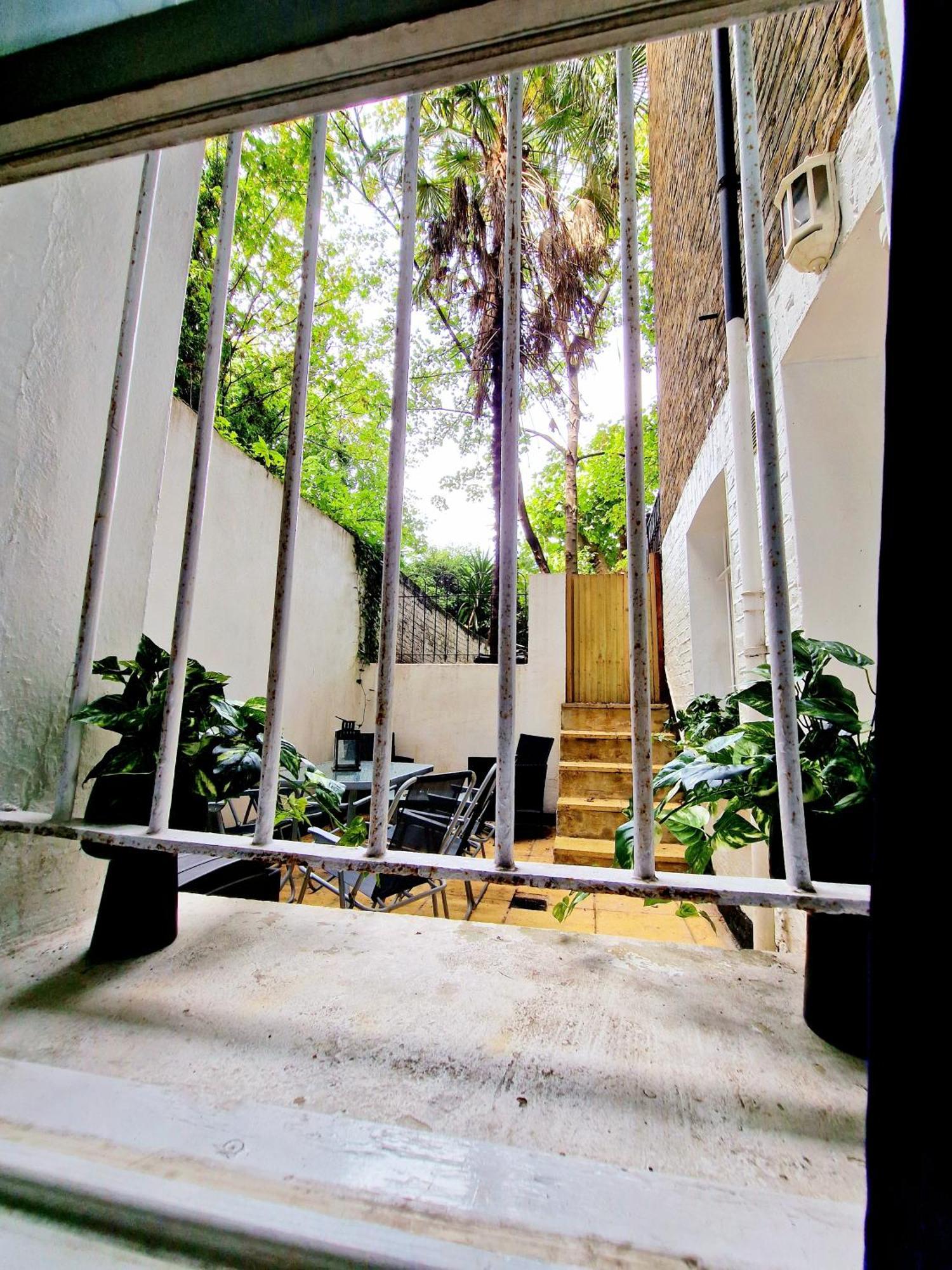 Spacious & Cosy 2 Bedroom Home Plus 2 Sofa-Beds With Private Entrance And Back Patio, 3 Min Walk To Earl'S Court Station ロンドン エクステリア 写真