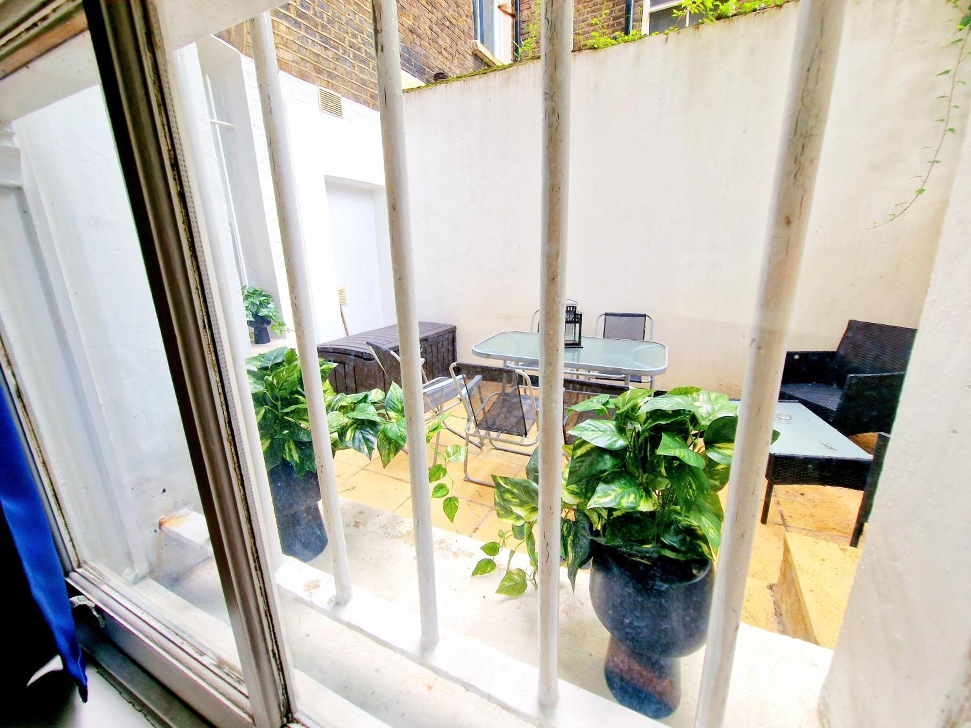 Spacious & Cosy 2 Bedroom Home Plus 2 Sofa-Beds With Private Entrance And Back Patio, 3 Min Walk To Earl'S Court Station ロンドン エクステリア 写真