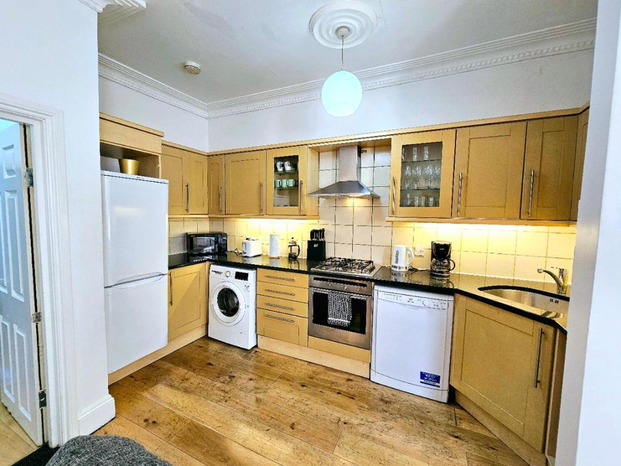 Spacious & Cosy 2 Bedroom Home Plus 2 Sofa-Beds With Private Entrance And Back Patio, 3 Min Walk To Earl'S Court Station ロンドン エクステリア 写真