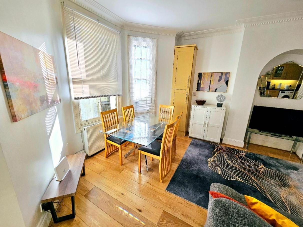 Spacious & Cosy 2 Bedroom Home Plus 2 Sofa-Beds With Private Entrance And Back Patio, 3 Min Walk To Earl'S Court Station ロンドン エクステリア 写真