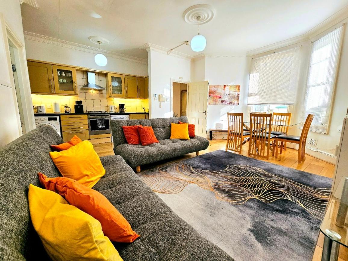 Spacious & Cosy 2 Bedroom Home Plus 2 Sofa-Beds With Private Entrance And Back Patio, 3 Min Walk To Earl'S Court Station ロンドン エクステリア 写真