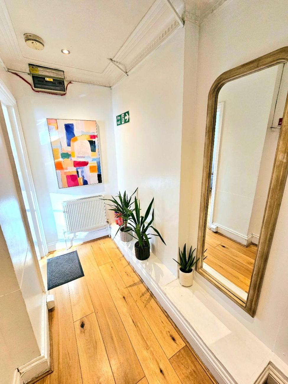 Spacious & Cosy 2 Bedroom Home Plus 2 Sofa-Beds With Private Entrance And Back Patio, 3 Min Walk To Earl'S Court Station ロンドン エクステリア 写真