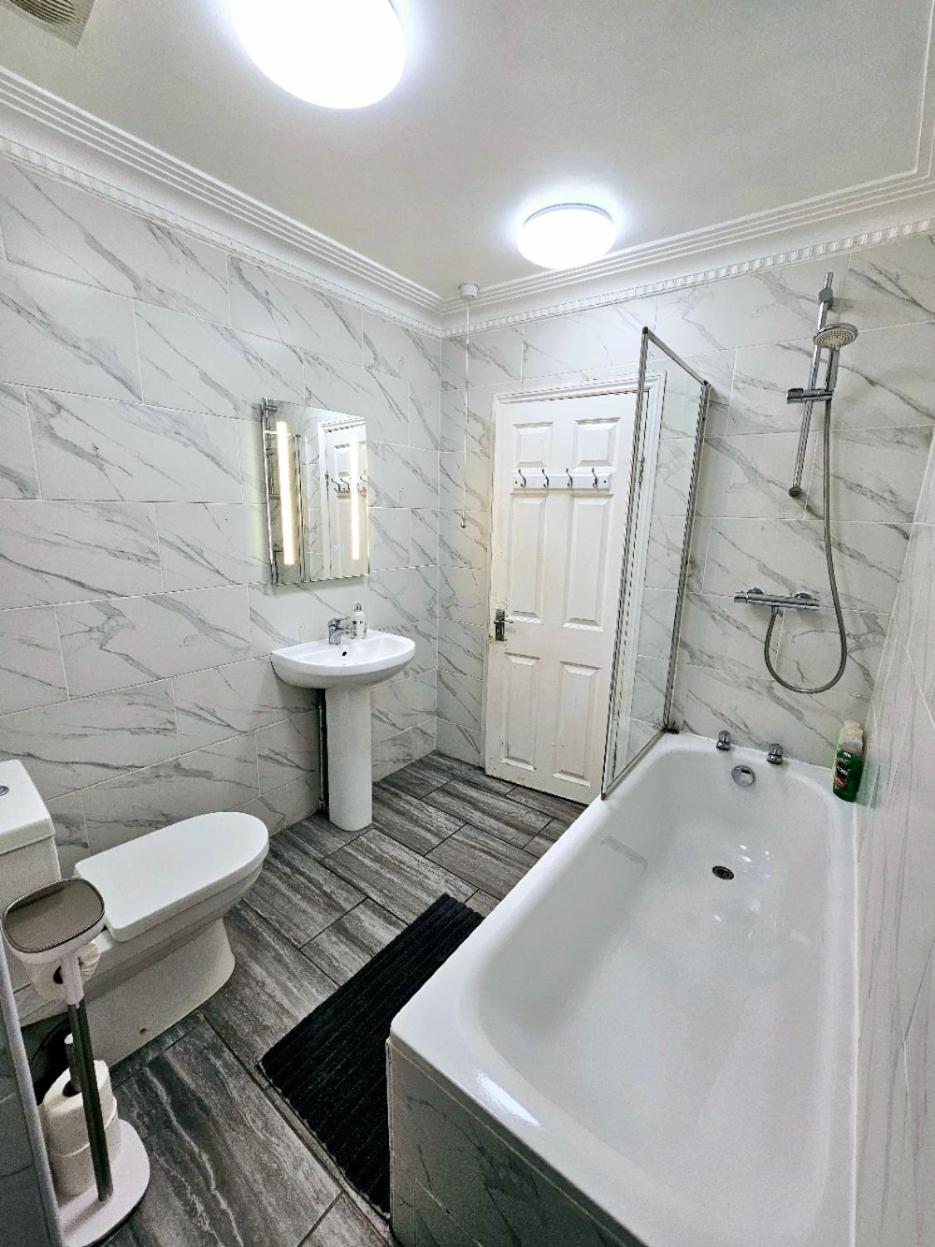 Spacious & Cosy 2 Bedroom Home Plus 2 Sofa-Beds With Private Entrance And Back Patio, 3 Min Walk To Earl'S Court Station ロンドン エクステリア 写真