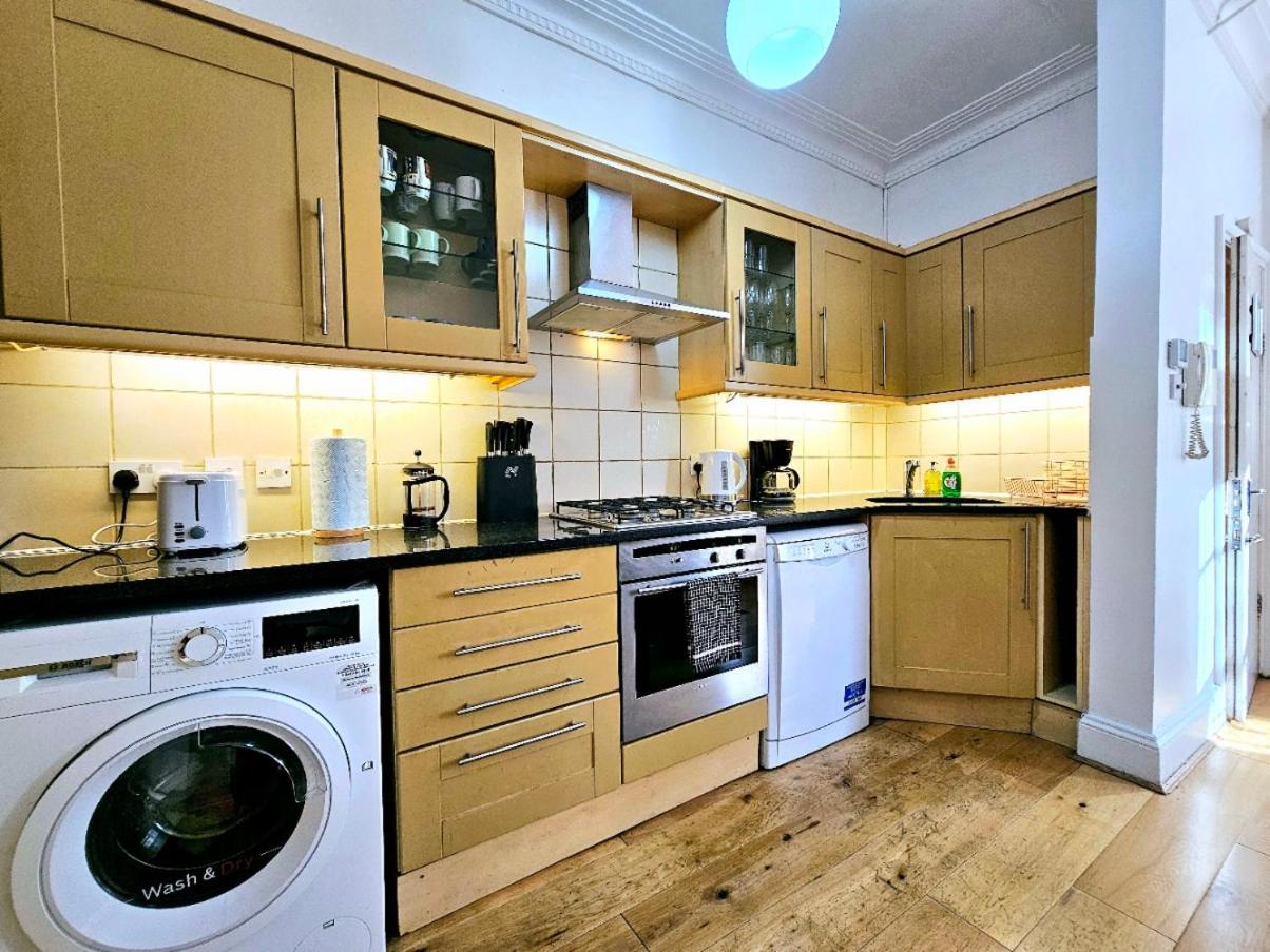 Spacious & Cosy 2 Bedroom Home Plus 2 Sofa-Beds With Private Entrance And Back Patio, 3 Min Walk To Earl'S Court Station ロンドン エクステリア 写真