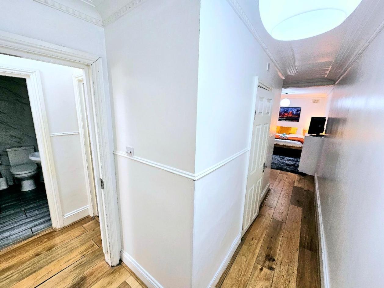 Spacious & Cosy 2 Bedroom Home Plus 2 Sofa-Beds With Private Entrance And Back Patio, 3 Min Walk To Earl'S Court Station ロンドン エクステリア 写真
