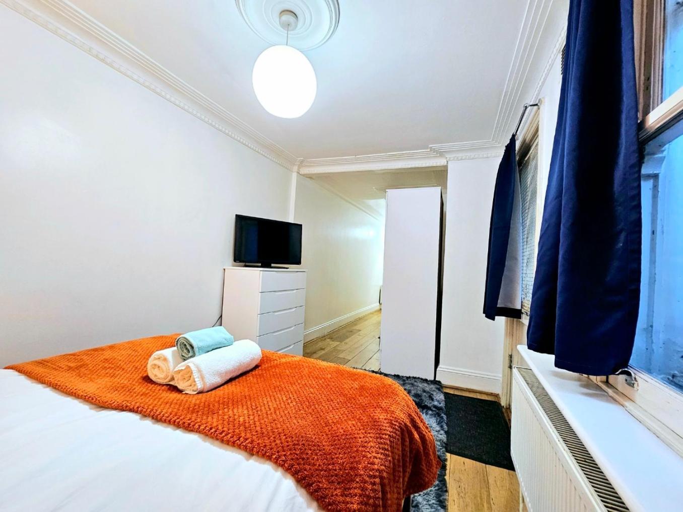 Spacious & Cosy 2 Bedroom Home Plus 2 Sofa-Beds With Private Entrance And Back Patio, 3 Min Walk To Earl'S Court Station ロンドン エクステリア 写真