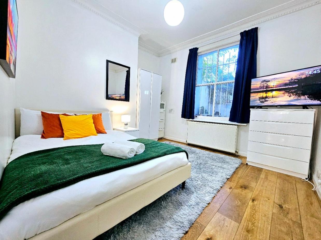Spacious & Cosy 2 Bedroom Home Plus 2 Sofa-Beds With Private Entrance And Back Patio, 3 Min Walk To Earl'S Court Station ロンドン エクステリア 写真