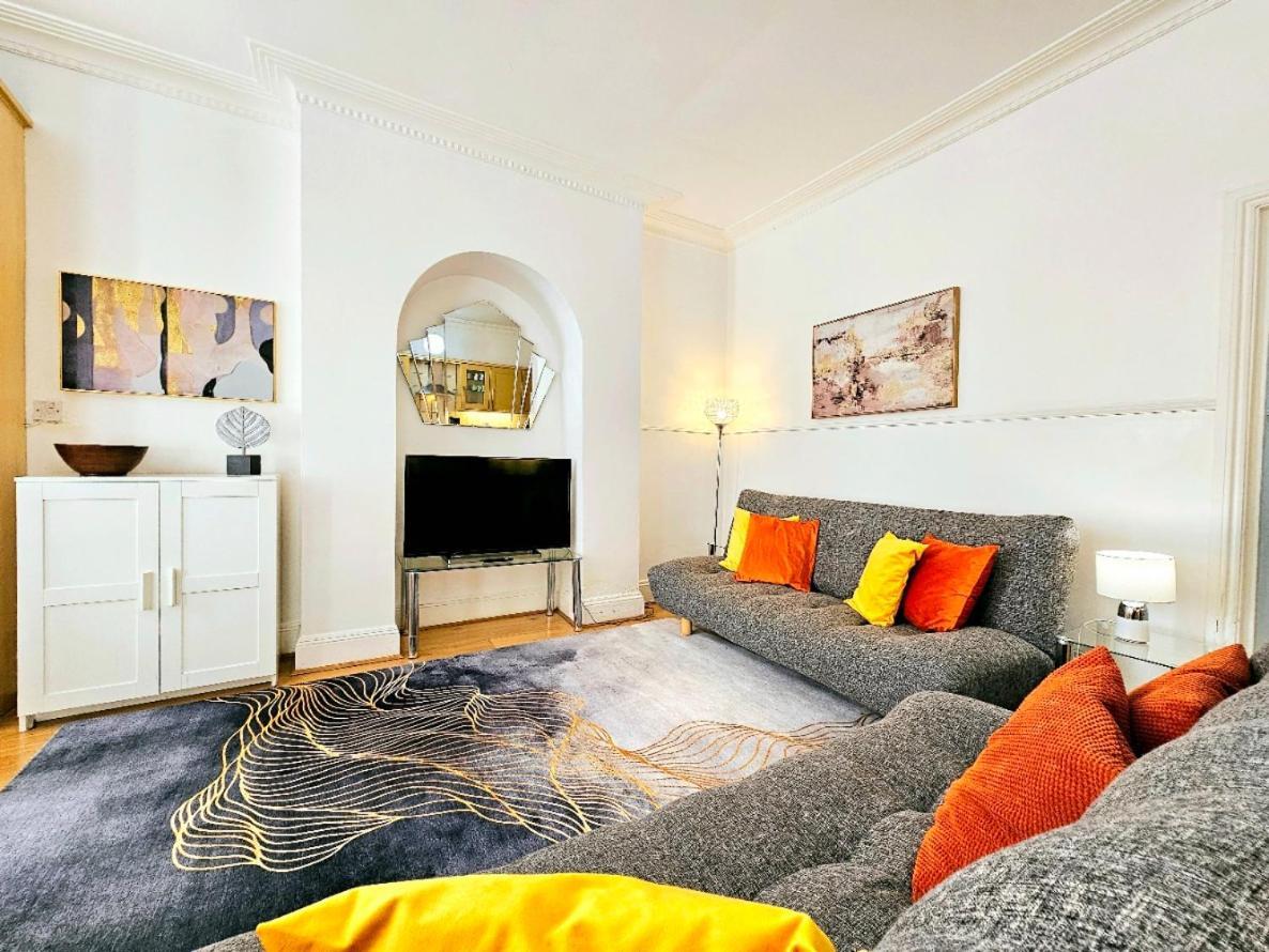 Spacious & Cosy 2 Bedroom Home Plus 2 Sofa-Beds With Private Entrance And Back Patio, 3 Min Walk To Earl'S Court Station ロンドン エクステリア 写真