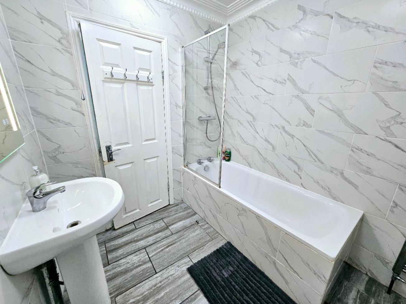 Spacious & Cosy 2 Bedroom Home Plus 2 Sofa-Beds With Private Entrance And Back Patio, 3 Min Walk To Earl'S Court Station ロンドン エクステリア 写真